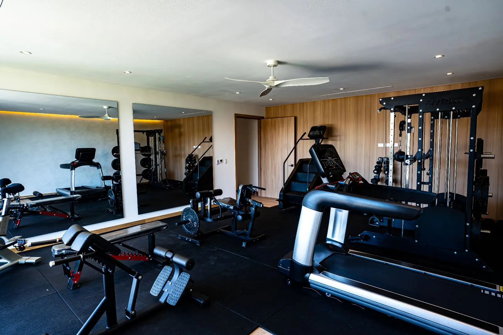 Gimnasio privado en residencia de lujo con equipamiento fitness premium