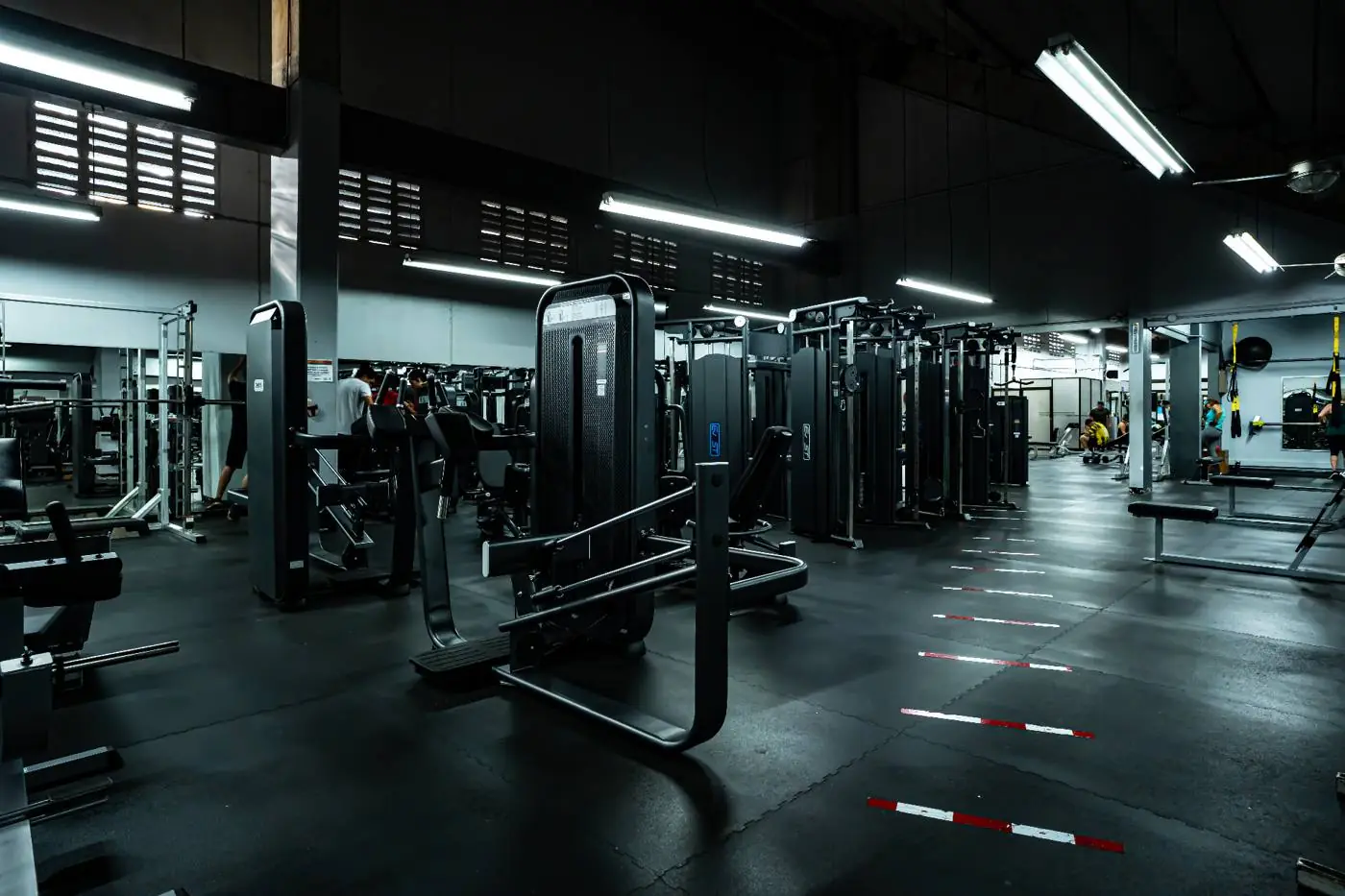 Sala de máquinas y peso libre en club deportivo equipado con líneas comerciales de alto tránsito